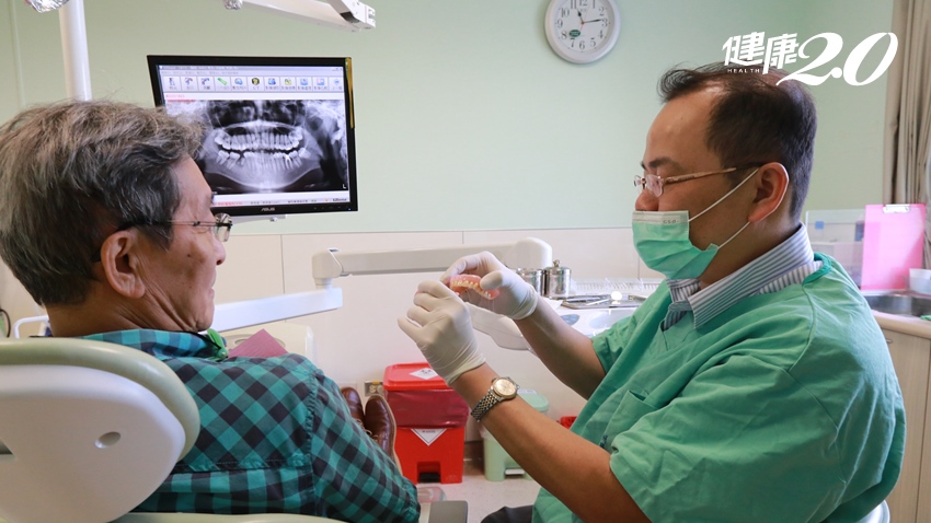 「這病」8成國人都有，75歲饕客爺爺牙齒掉光 用牙刷還得加上「它」才能預防