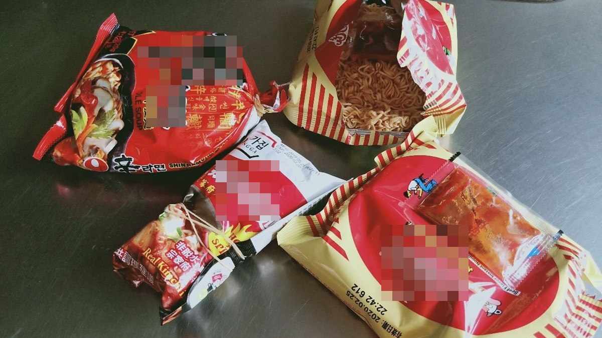泡麵調味包「沾芭樂」？！網友震驚PO越南妻怪吃法，內行曝：「超讚」