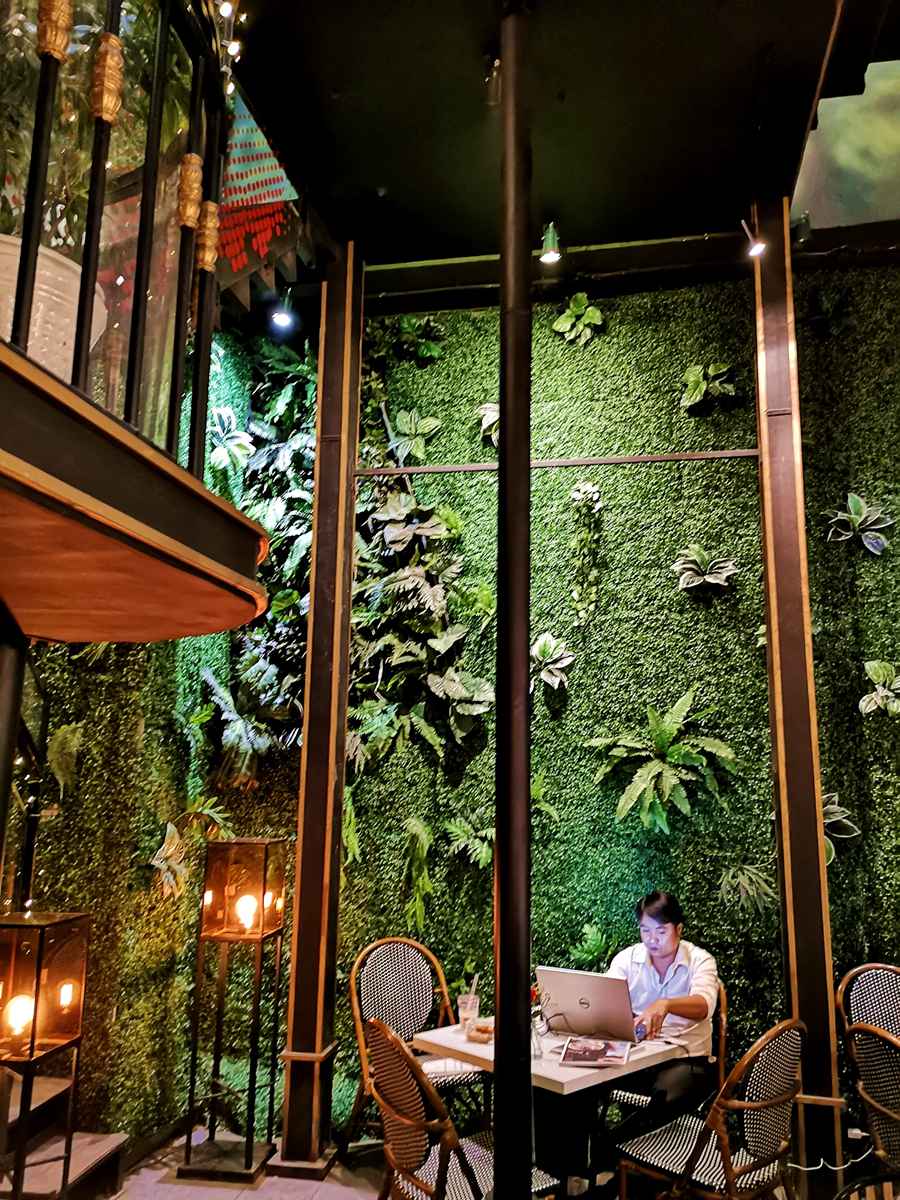 超浮誇美拍咖啡店，四層樓高「鳥籠咖啡」像坐在森林裡