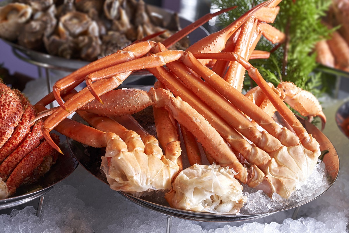 超狂「全世界螃蟹吃到飽」！帝王蟹、松葉蟹全吃到，還有海鮮飯桌邊服務