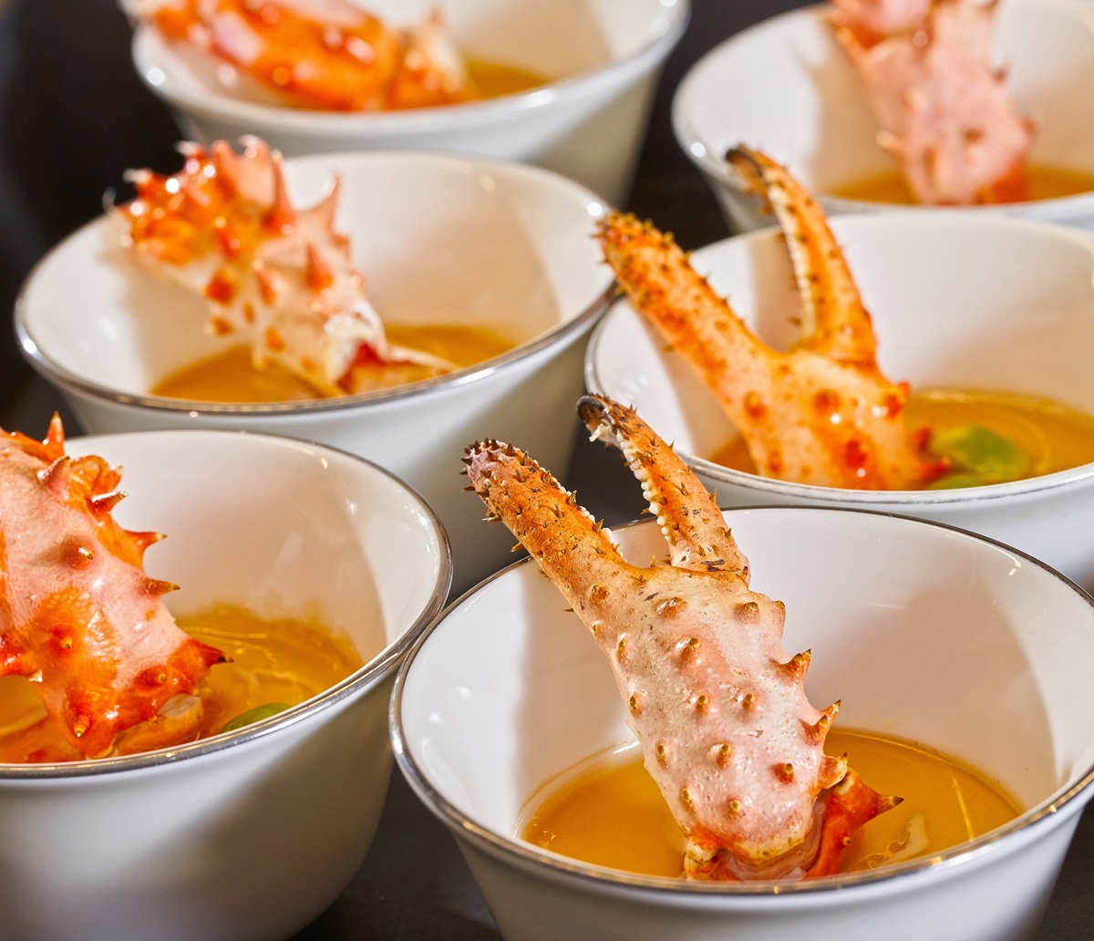超狂「全世界螃蟹吃到飽」！帝王蟹、松葉蟹全吃到，還有海鮮飯桌邊服務