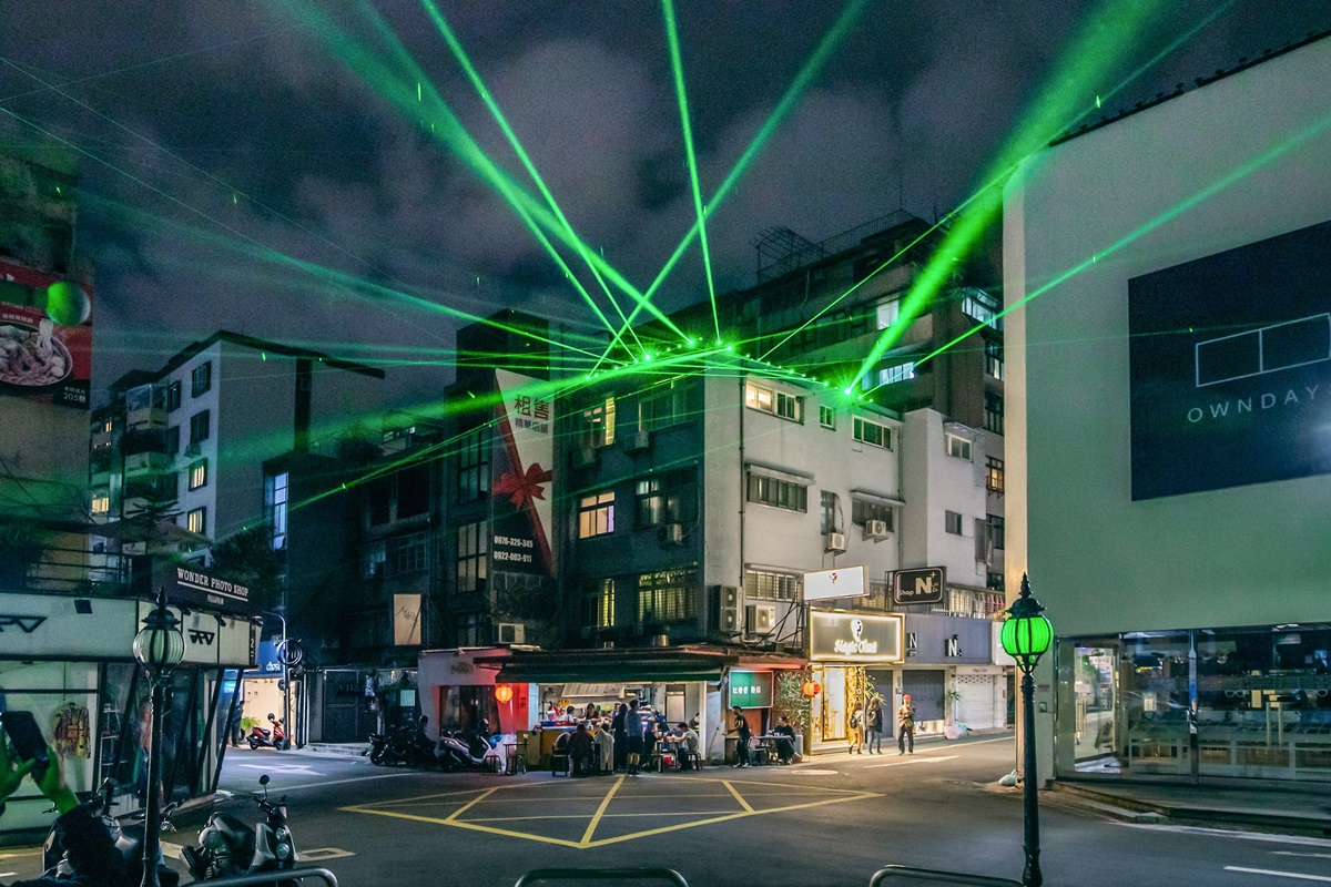 東區變身科幻電影場景！神祕「光電獸」進駐龍門廣場、綠光蜘蛛網飛滿天