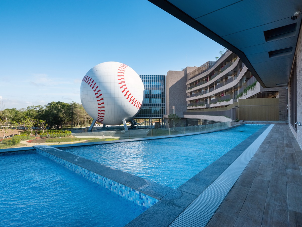 【新開店】台灣也有「史努比飯店」了！全台第一家「球型飯店」4層樓棒球造型超好拍