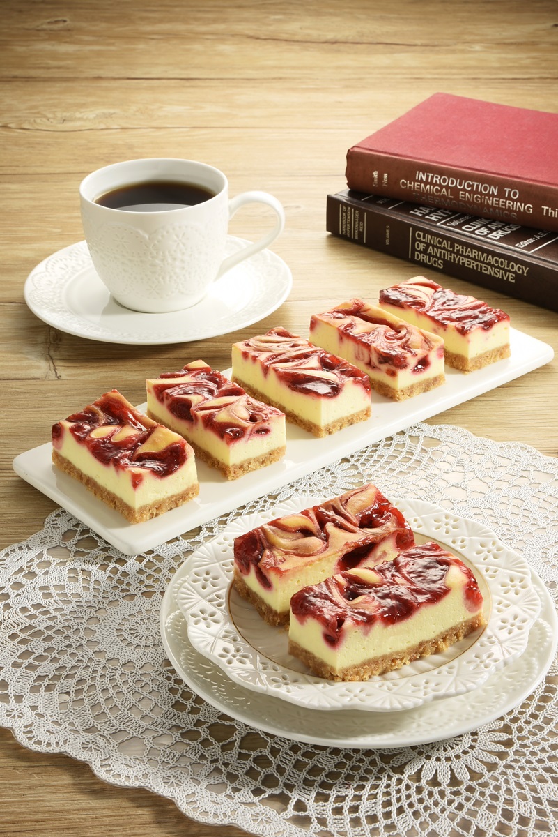 這盤「草莓珠寶」可以吃！美拍系粉紅甜點：紅心蛋糕捲、大理石起司磚、紅寶石派