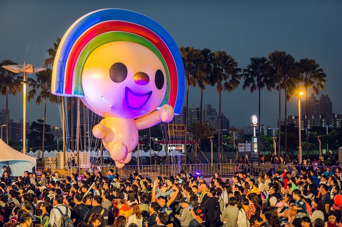 20組巨型氣球免費拍！「 OPEN！大氣球遊行」萌翻高雄，搶拍「史努比、蠟筆小新」