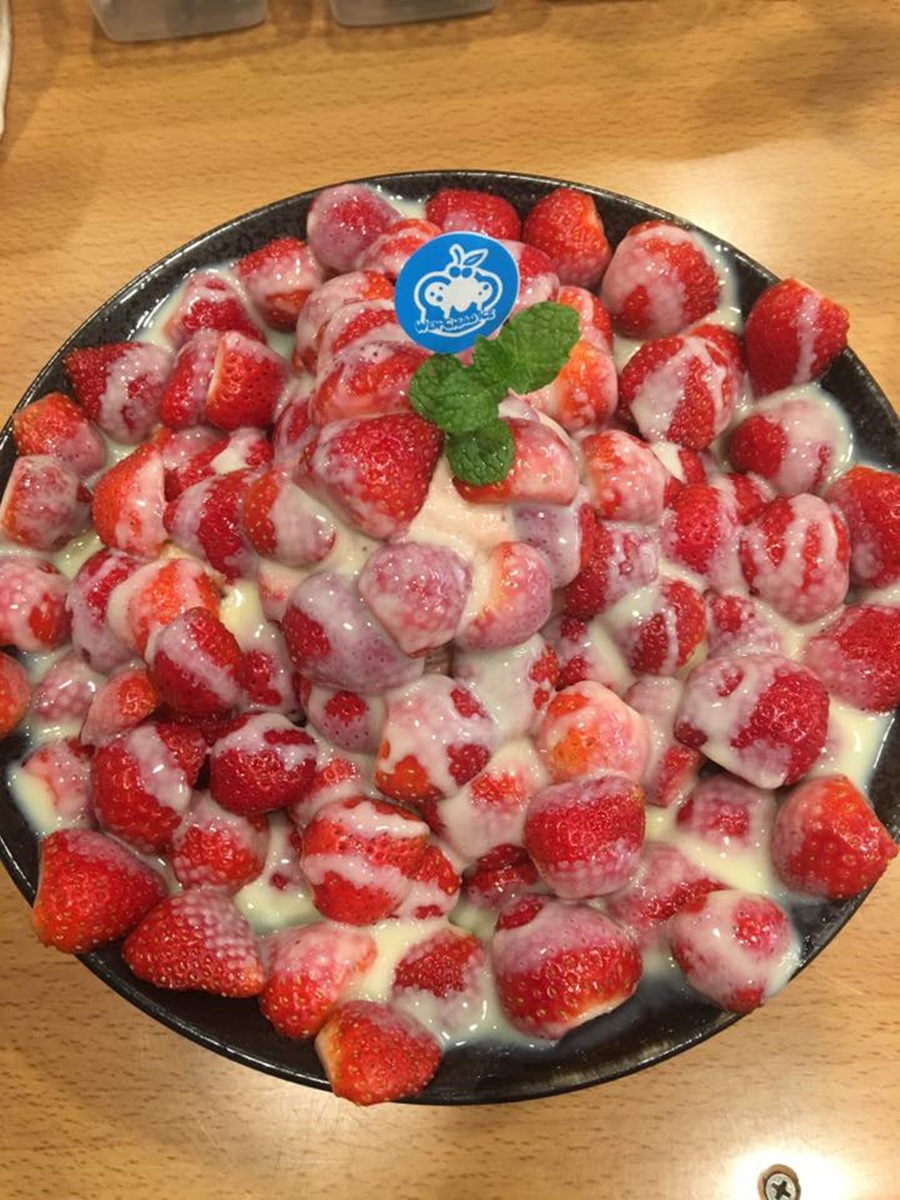 草莓控嘶吼！超浮誇「草莓富士山」這裡吃，堆滿50顆草莓還加珍珠