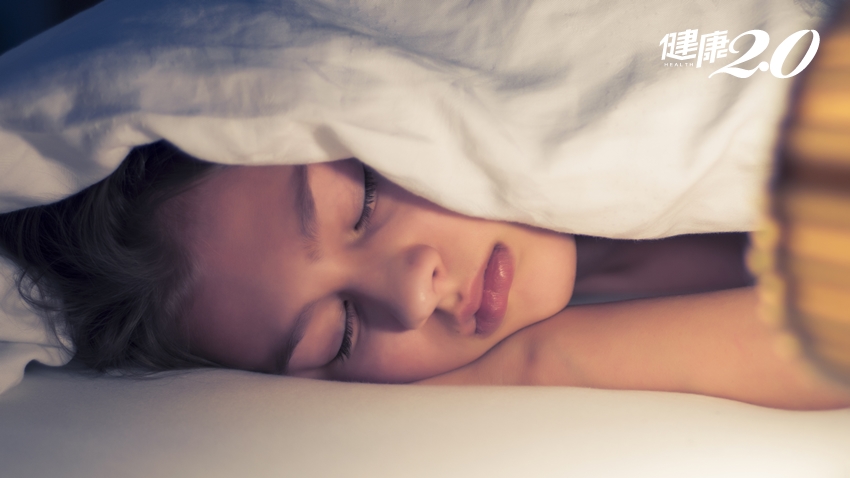 睡覺不愛用枕頭？8種睡覺習慣，可能是頸椎病徵兆！