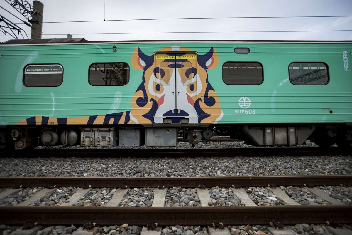 彩繪列車再+1！動物明星陪搭火車，順遊和風老戲院、漫畫街拍復古美照