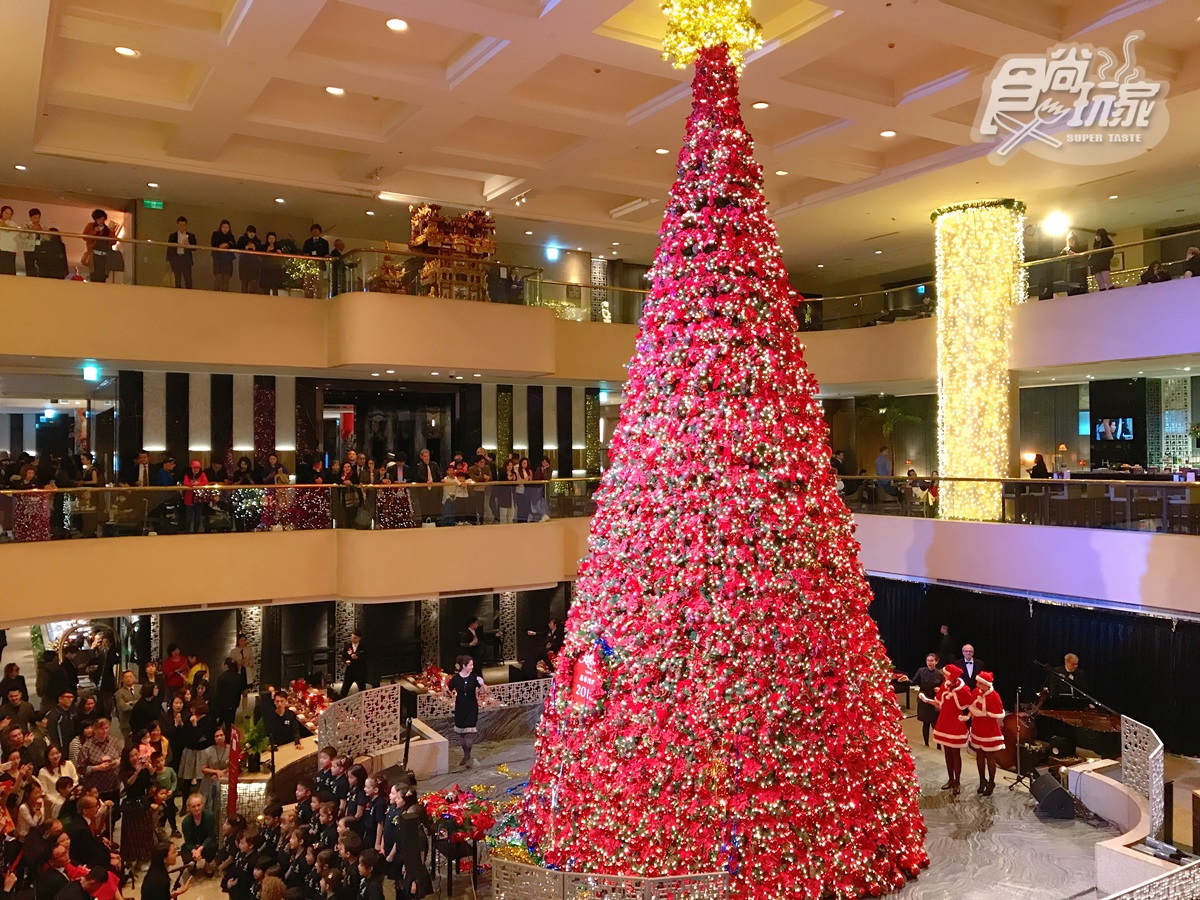 米奇控必衝！2.5公尺巨型「紅色米奇」這裡拍，加碼全台最貴「紅色耶誕樹」