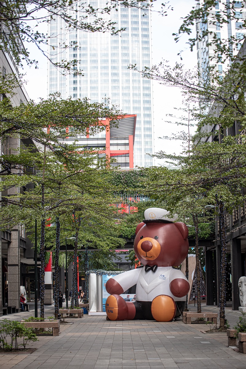 信義區打卡點+1！「6公尺巨熊」呆坐香堤大道耍萌，旁邊還有夢幻玻璃屋