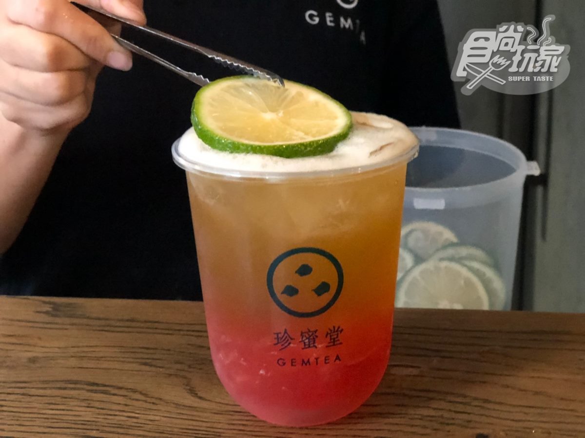 【新開店】飲料控請收！夢幻系手搖飲「蜜餞」變飲料，加喝「草莓凍檸檬」