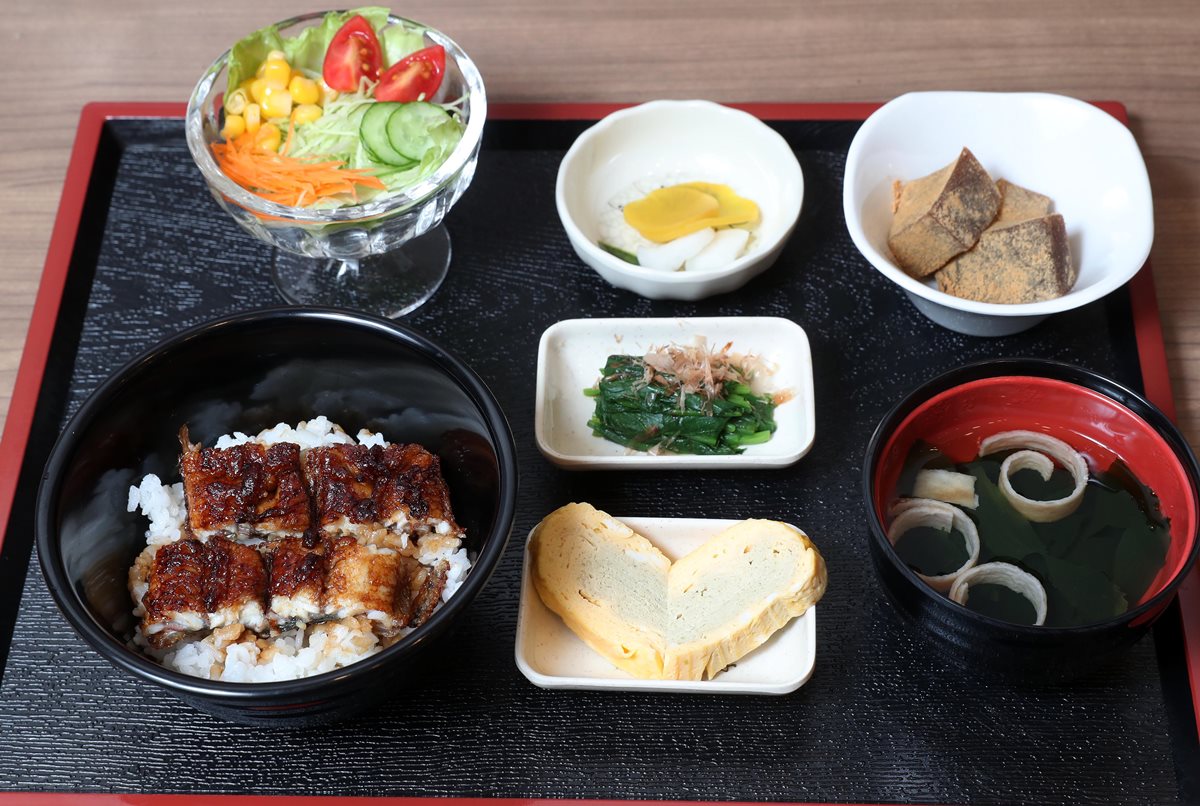 【新開店】鰻魚飯糰40元就能吃！星級主廚開「三河屋」，挑戰最強「鰻魚飯」