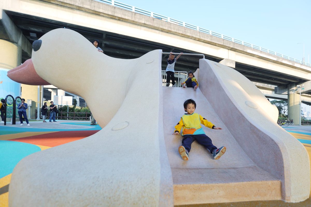 拍美照囉！三重鴨鴨公園光雕秀超可愛，還能玩3.5公尺「鴨鴨溜滑梯」