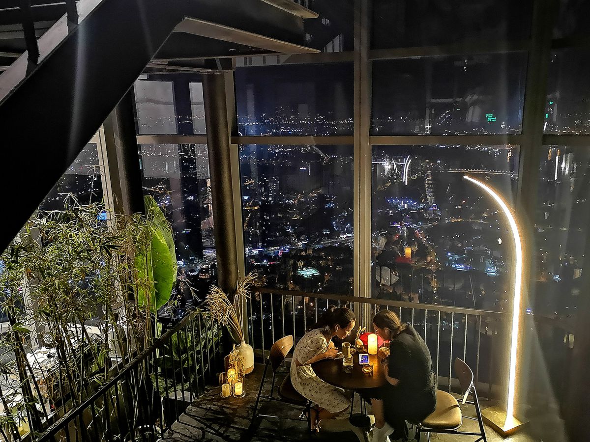 燈光美、氣氛佳！75樓高空酒吧，360度無敵夜景浪漫爆表