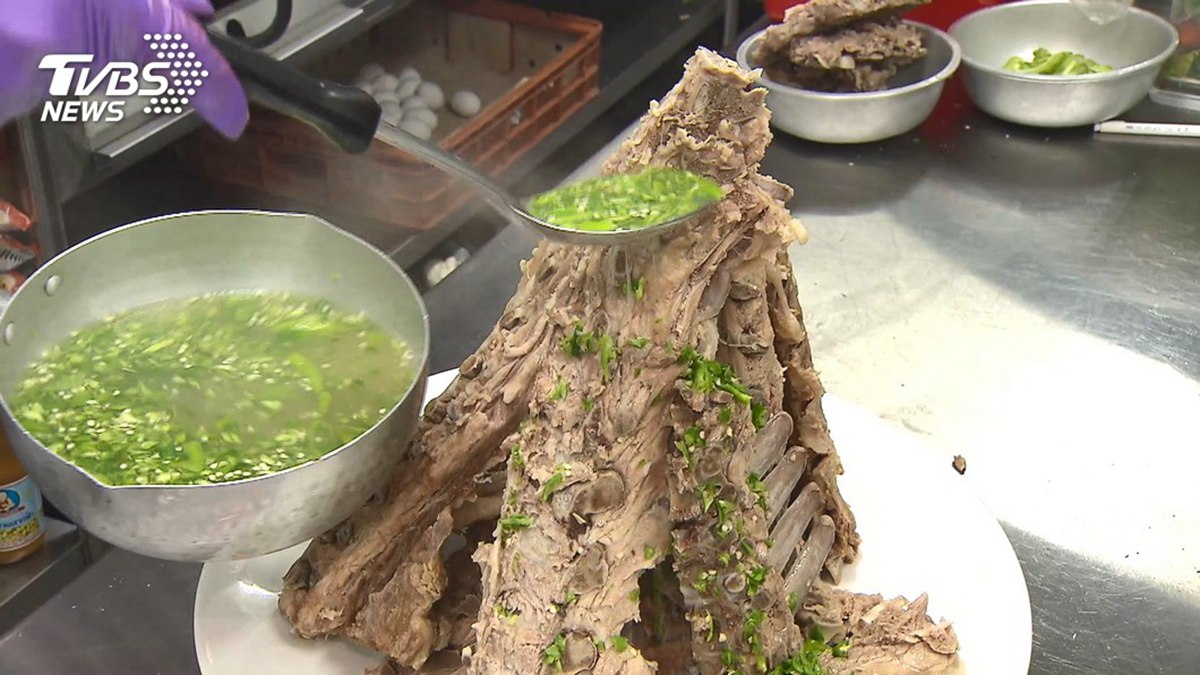台北4家超狂泰國菜：50公分火山排骨、巨無霸椒麻雞腿飯、巨無霸泰奶塔