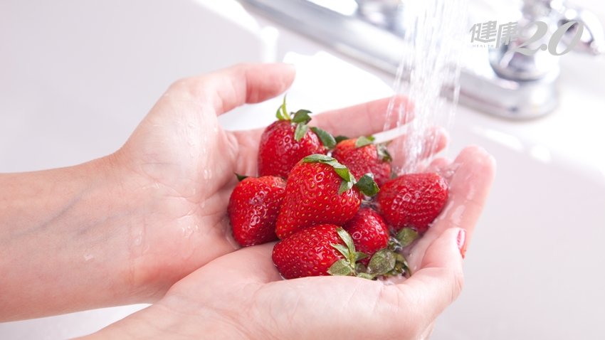 草莓「防癌健腦」效果好！清洗時別去蒂頭，這樣洗才不會爛