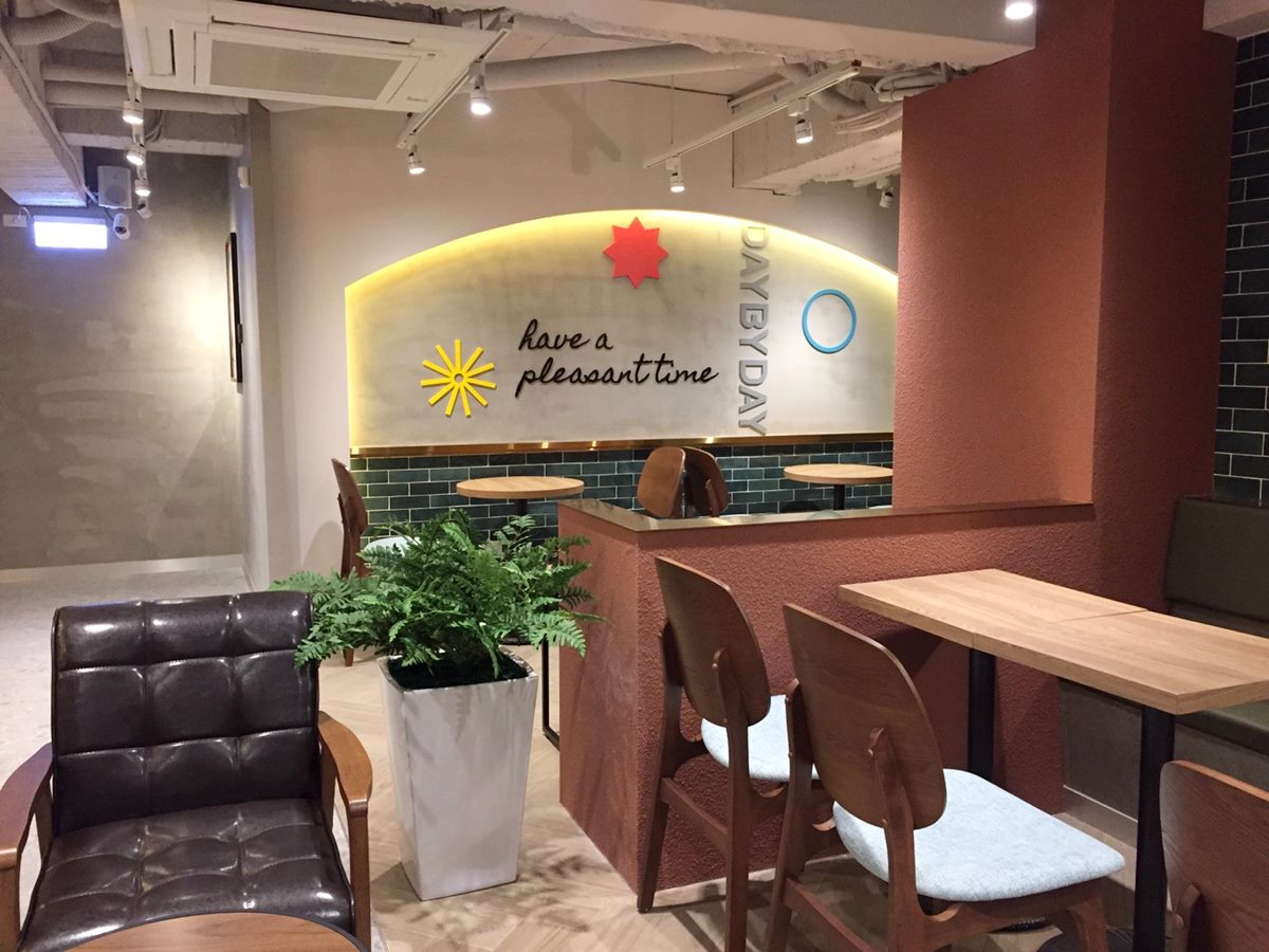 【新開店】姐妹約會囉！85ºC新網美咖啡廳「DAY BY DAY」，搶吃韓式厚煎吐司