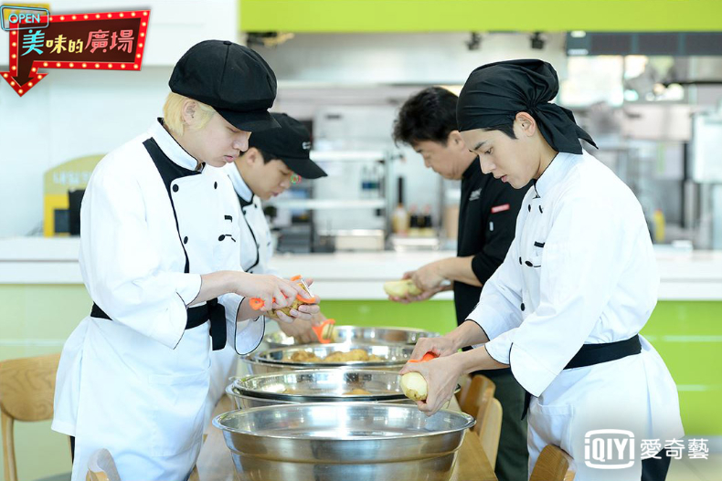手殘也能做出豪華料理！「韓國食神」白種元拉希澈開食堂，背後含意超暖心