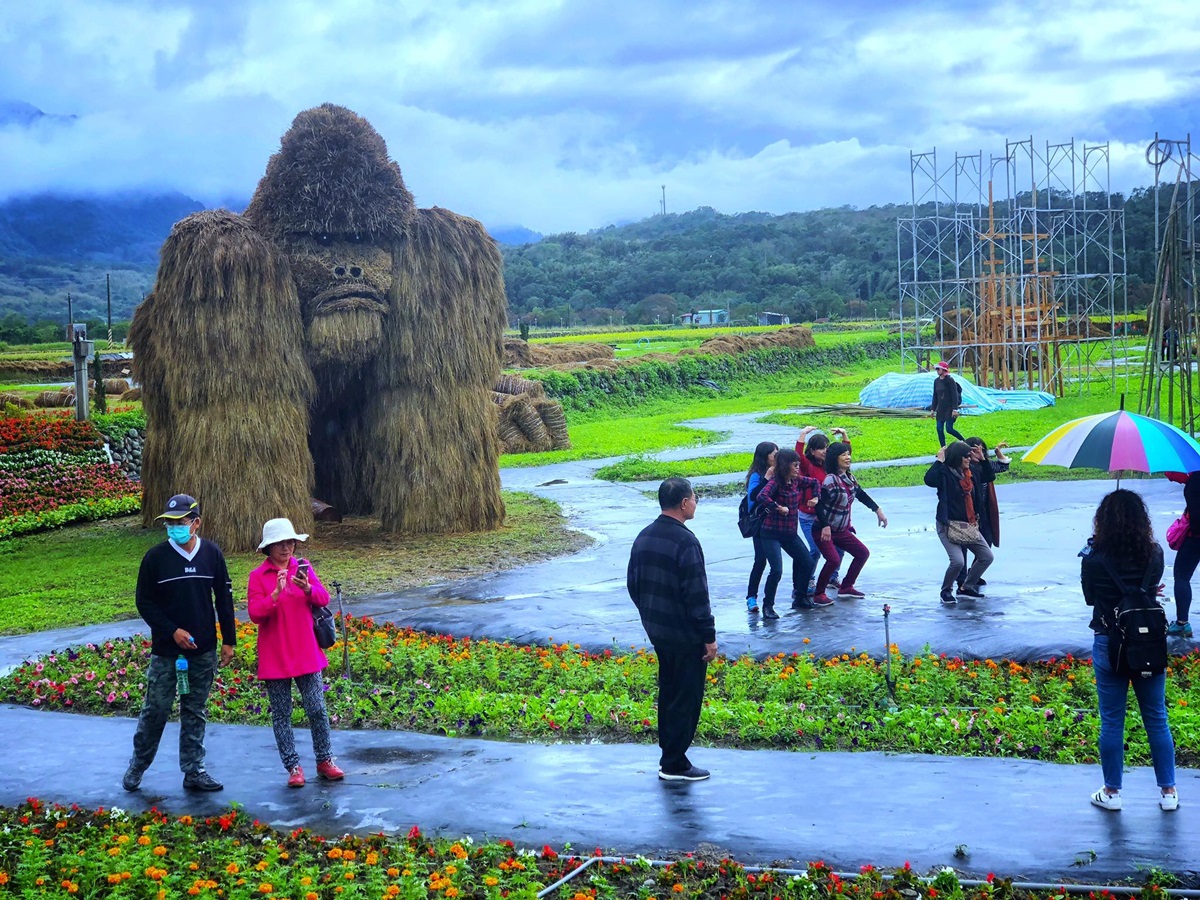 比「捲心酥」好拍！全台首創17座「大型稻草動物」，6公尺猩猩、巨型松鼠免費拍