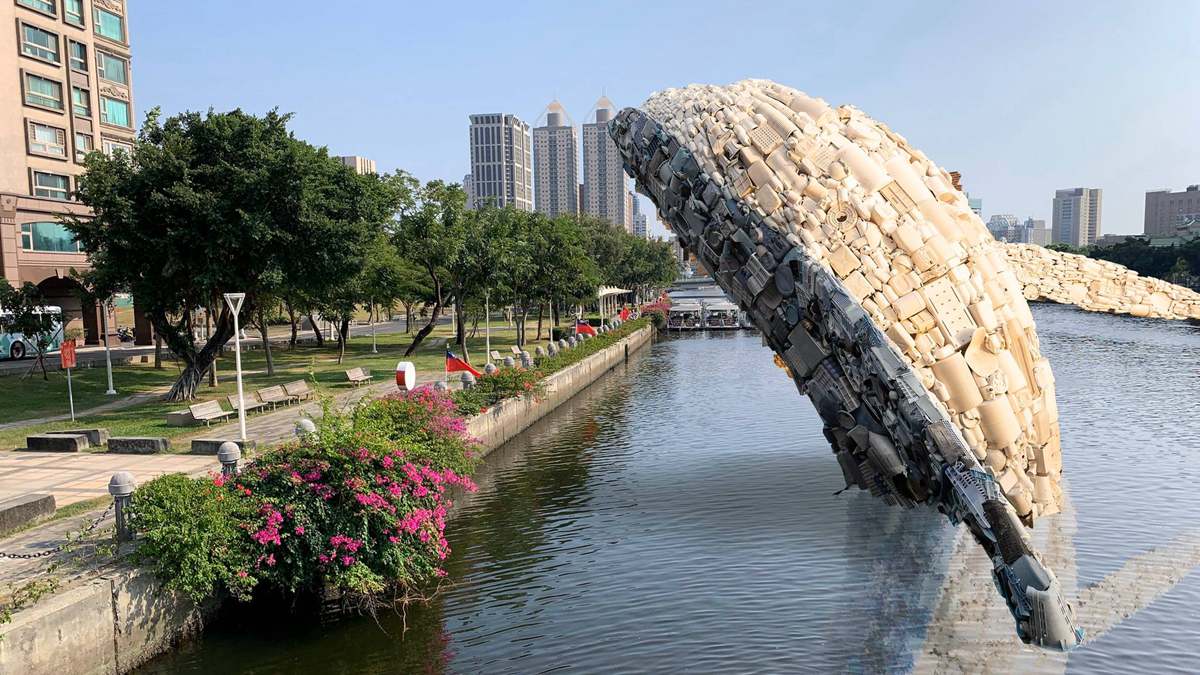 高雄愛河出現「跳躍鯨魚」，7層樓高座頭鯨竟是15噸回收垃圾做成