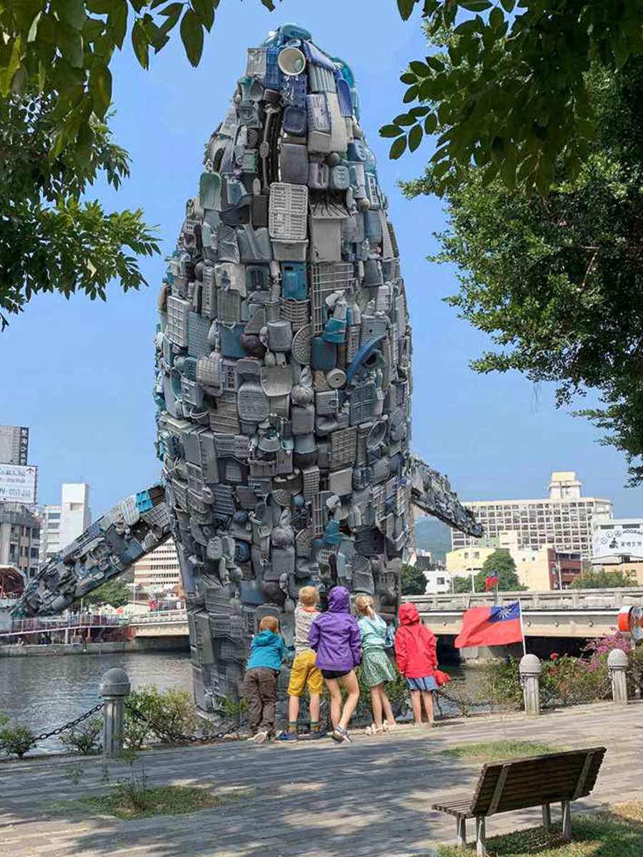 高雄愛河出現「跳躍鯨魚」，7層樓高座頭鯨竟是15噸回收垃圾做成
