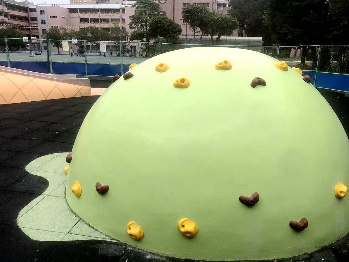 巨人的冰淇淋掉下來了！台北出現超可愛「甜筒」溜滑梯，下課後才能打卡喔