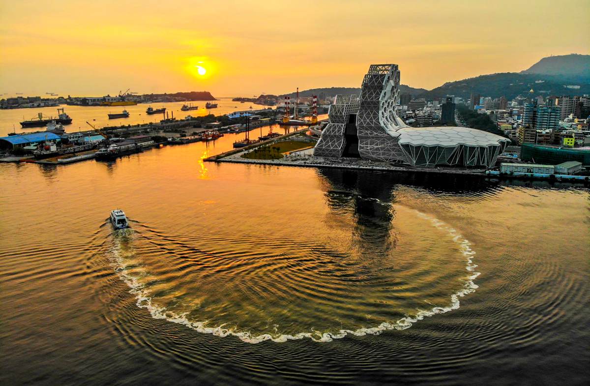 高雄這隻「大鯨魚」美呆！過年限定文青市集，吹海風聽10場音樂表演