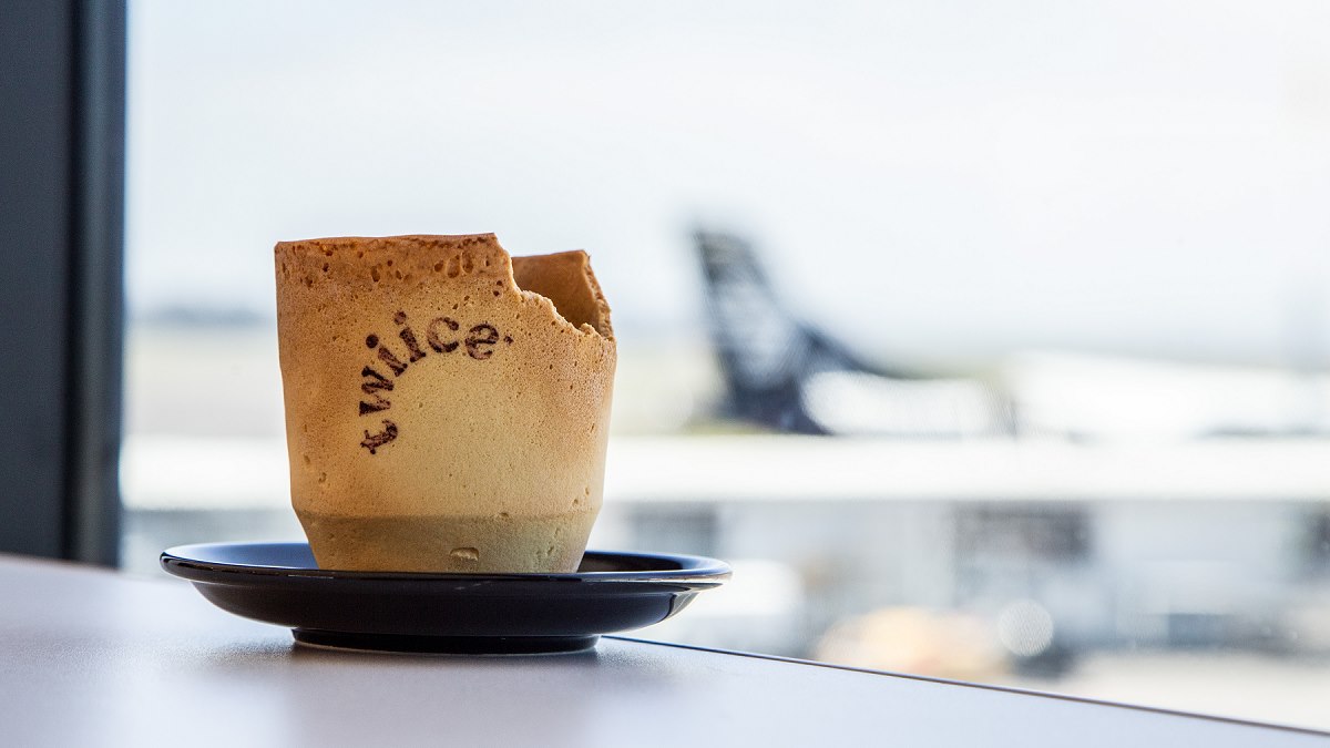 連杯子一起吃！紐西蘭航空推「香草餅乾咖啡杯」，裝冰淇淋也超搭