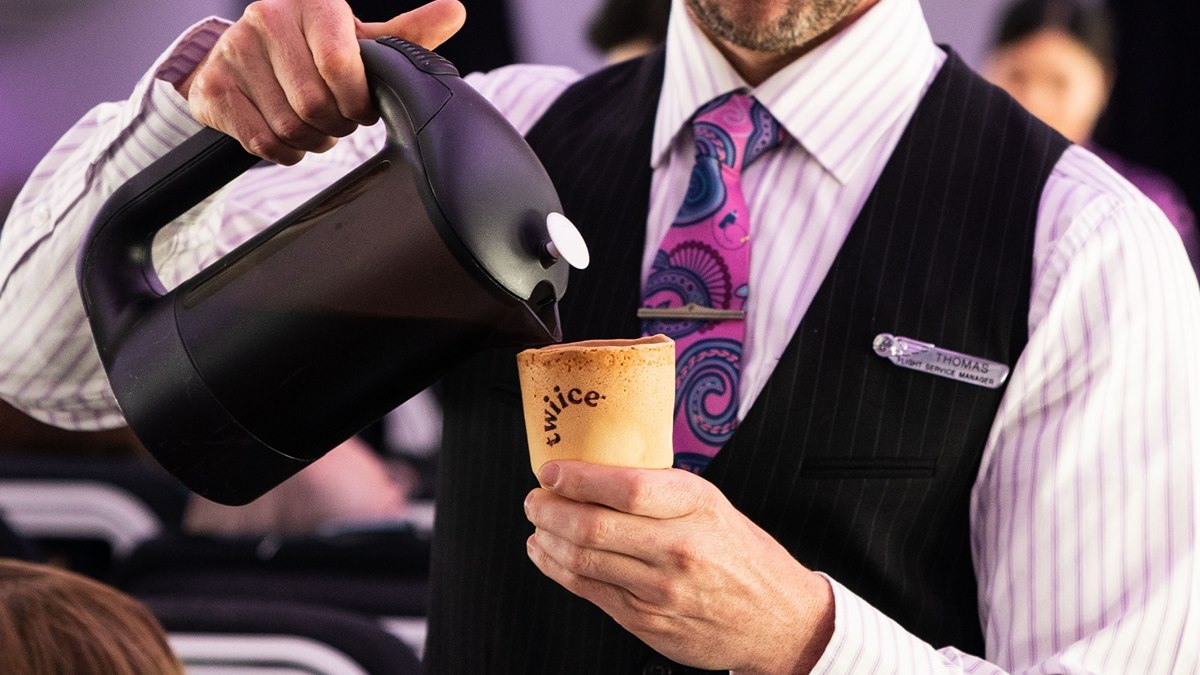 連杯子一起吃！紐西蘭航空推「香草餅乾咖啡杯」，裝冰淇淋也超搭