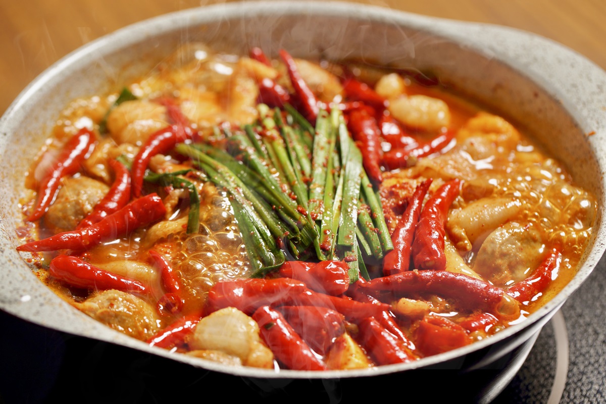 鍋控快去吃！全新「日式鴛鴦鍋」現身中山區，10種辣度+「雞白湯」還有隱藏版吃法
