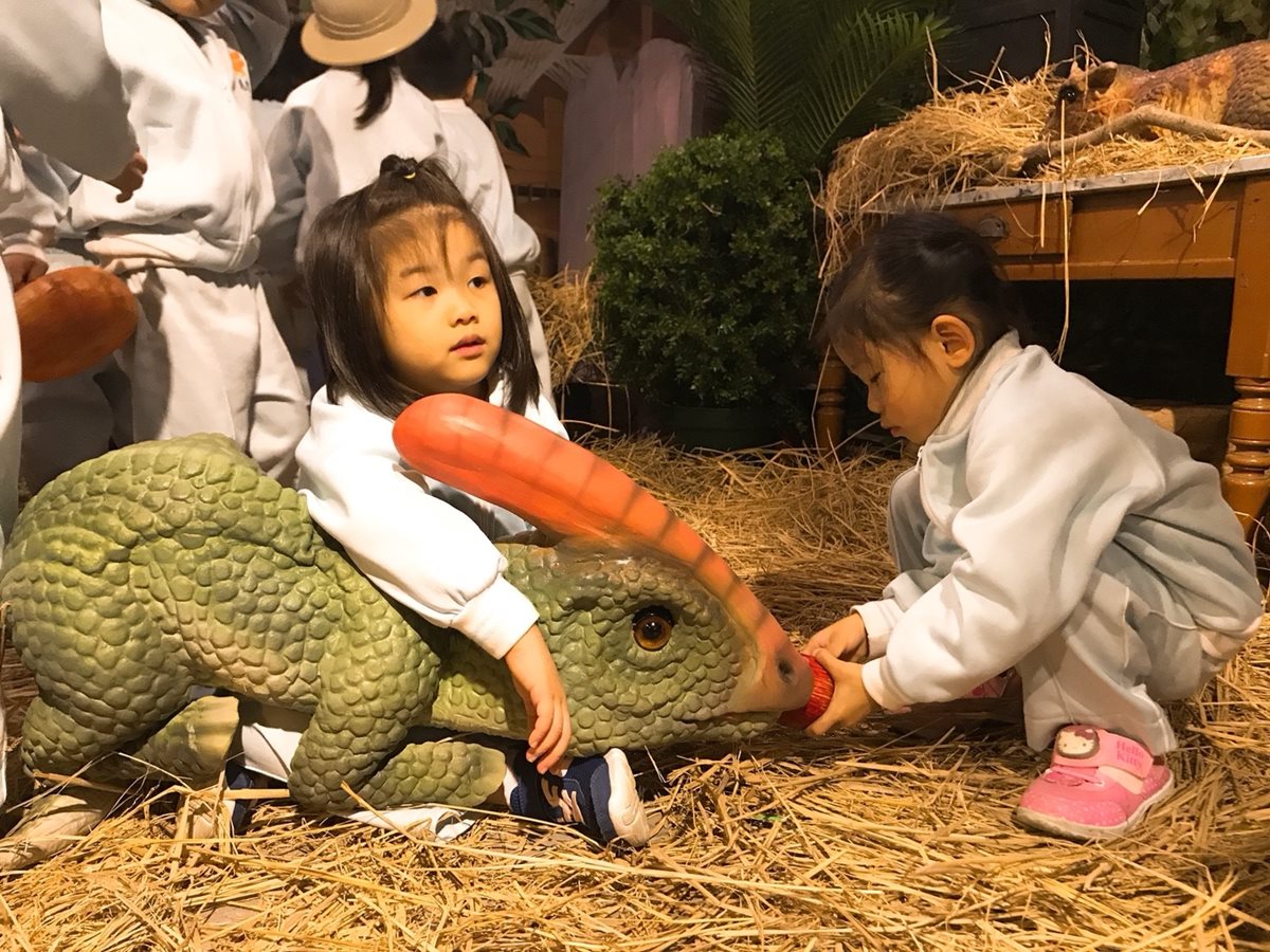 坐4公尺暴龍拍照！「恐龍大鬧兒童新樂園」特展，餵食恐龍玩闖關遊戲