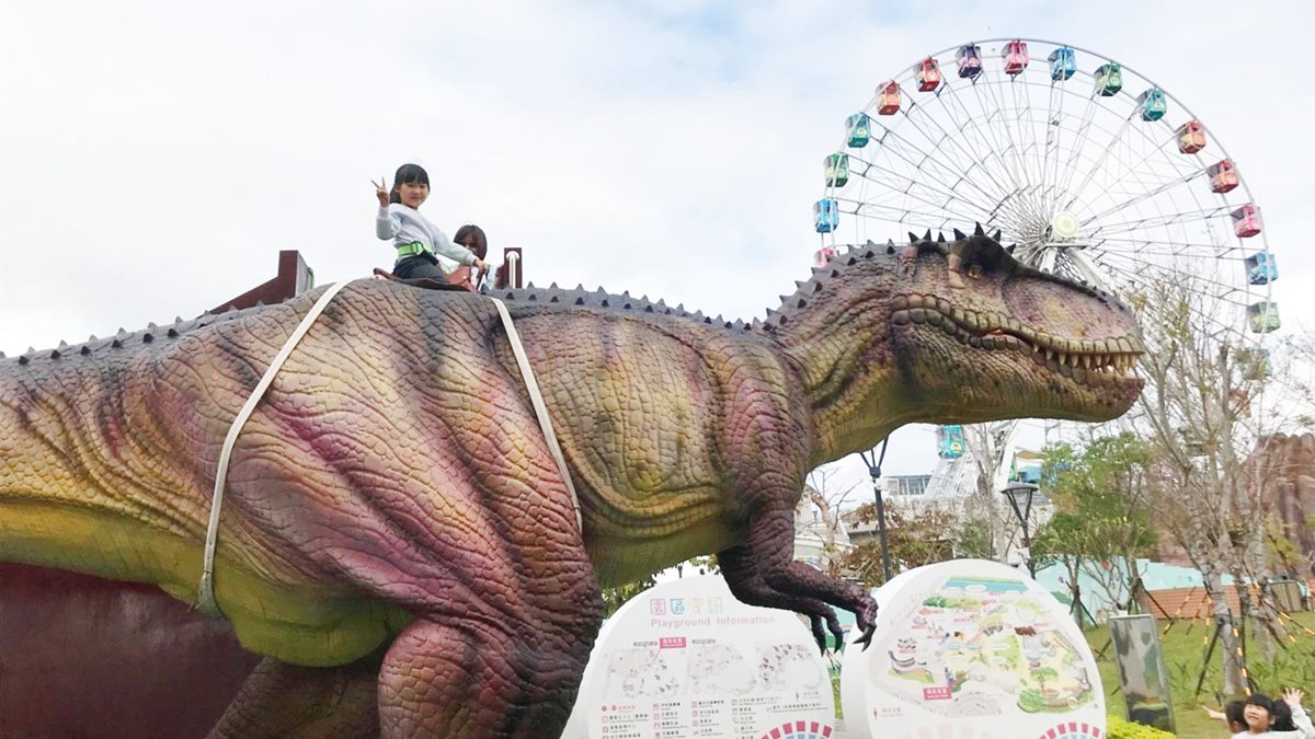 坐4公尺暴龍拍照！「恐龍大鬧兒童新樂園」特展，餵食恐龍玩闖關遊戲