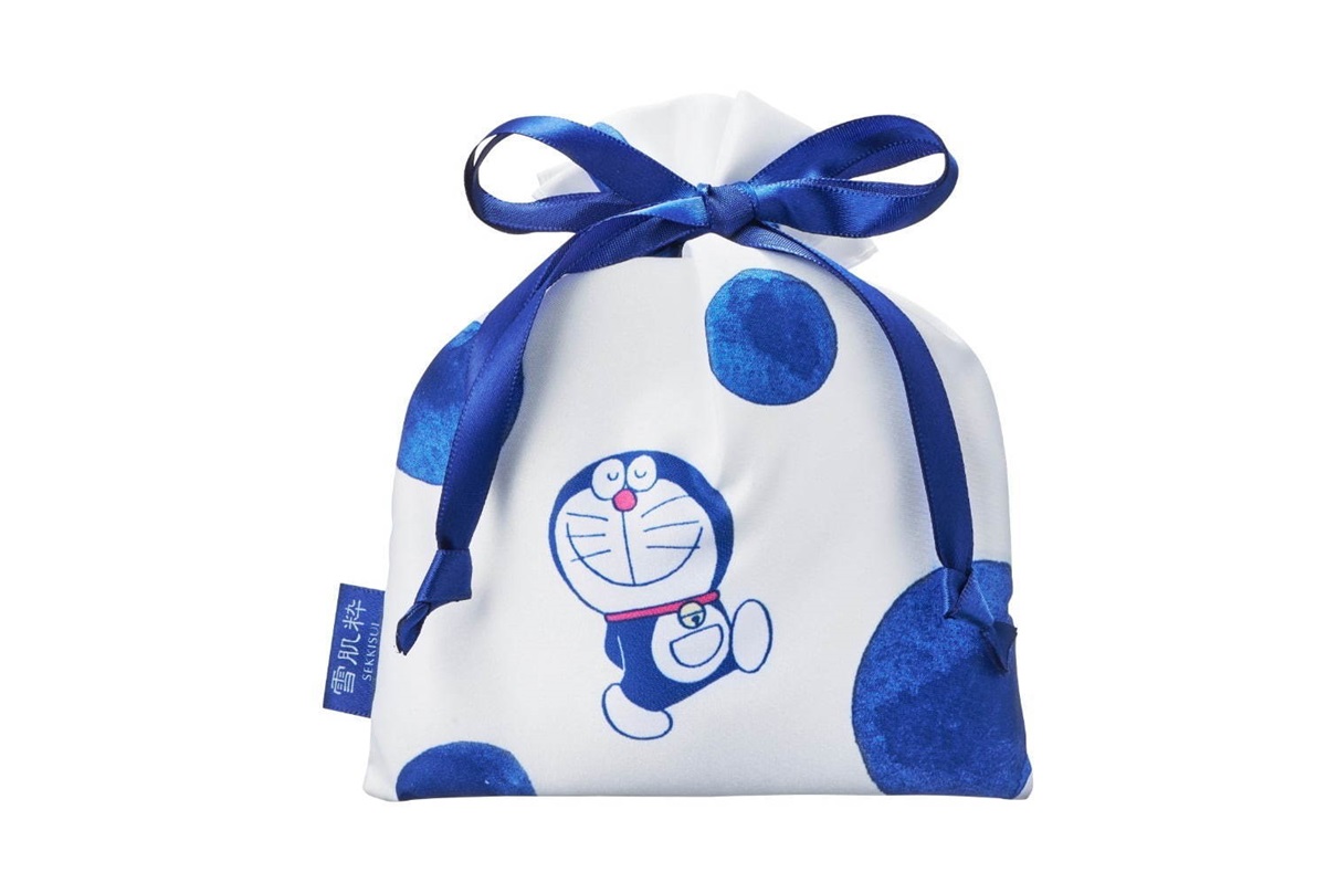 小7才有！日本必買「雪肌粹」換包裝了，先搶限定「藍色水玉哆啦A夢」束口包