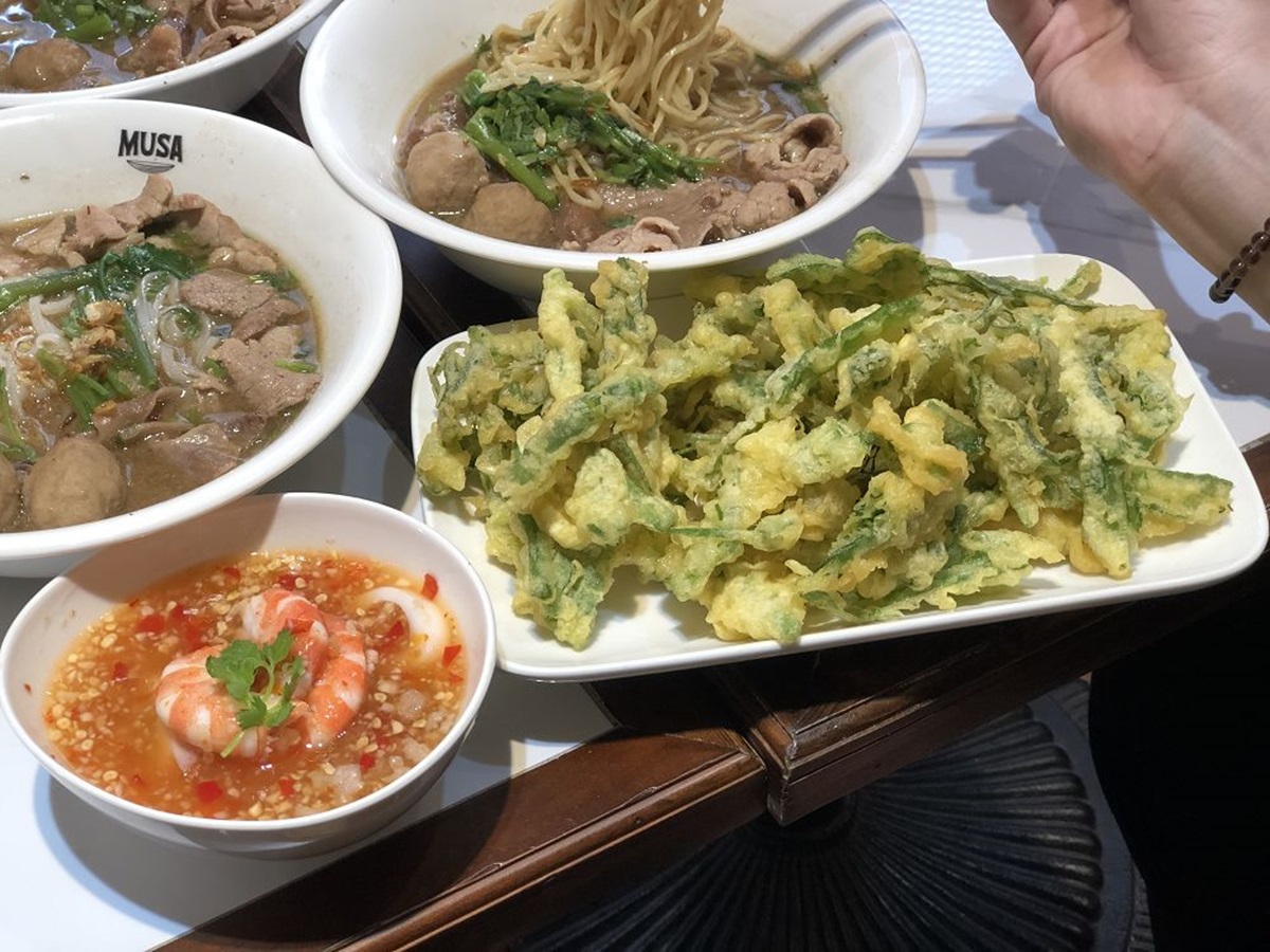 【新開店】泰國傳統水上美食「黑湯船麵」現身台南，血大骨熬出「黑濃香湯」是亮點