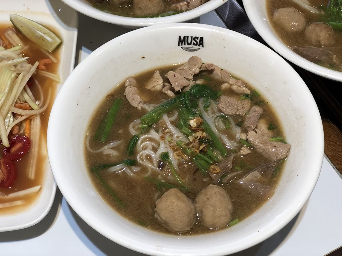 【新開店】泰國傳統水上美食「黑湯船麵」現身台南，血大骨熬出「黑濃香湯」是亮點