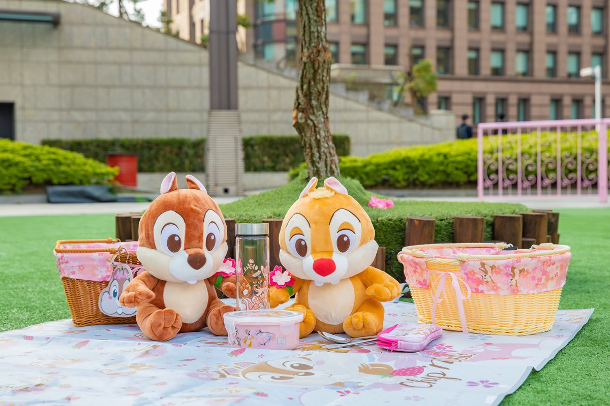 粉絲朝聖啦！台北高雄「迪士尼櫻花快閃店」搶先開，先玩3公尺奇奇蒂蒂巨型扭蛋機
