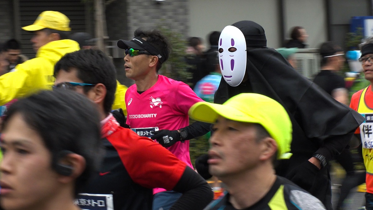 奧運倒數158天...東京馬拉松「取消3萬參賽權」，現場噴酒精發口罩、終點發濕紙巾