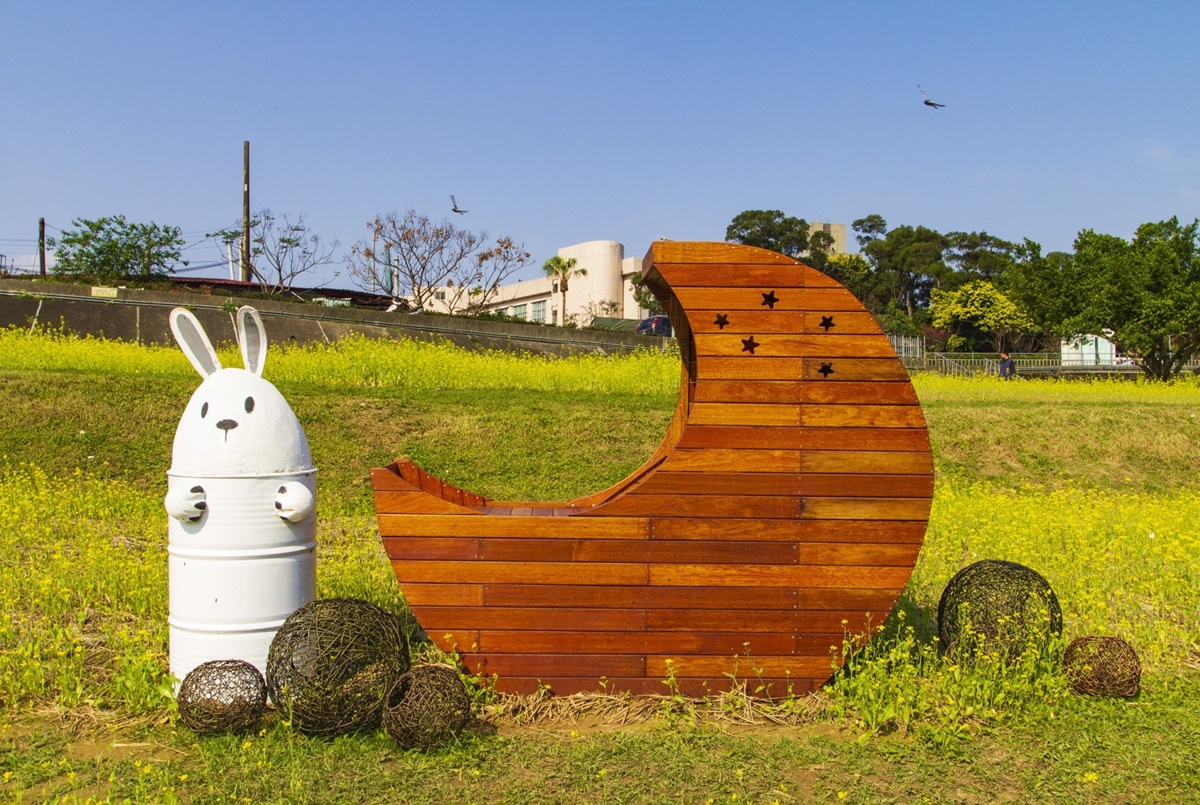 台北新花海「藏可愛驚喜」！千坪油菜花田「下捷運就到」，先找月亮椅、鐵桶兔合照