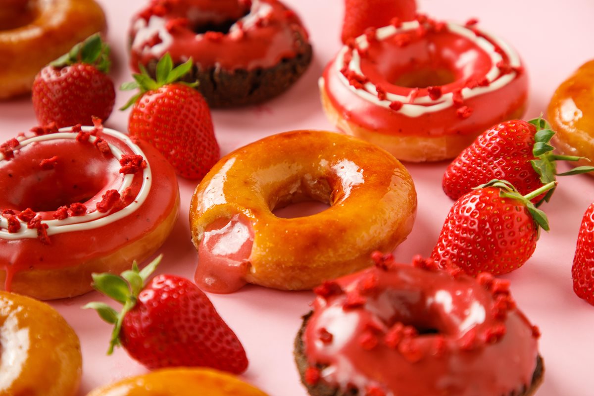 Krispy Kreme推3款「限定草莓新品」，先搶「草莓布蕾甜甜圈」「草莓巧克力蛋糕」