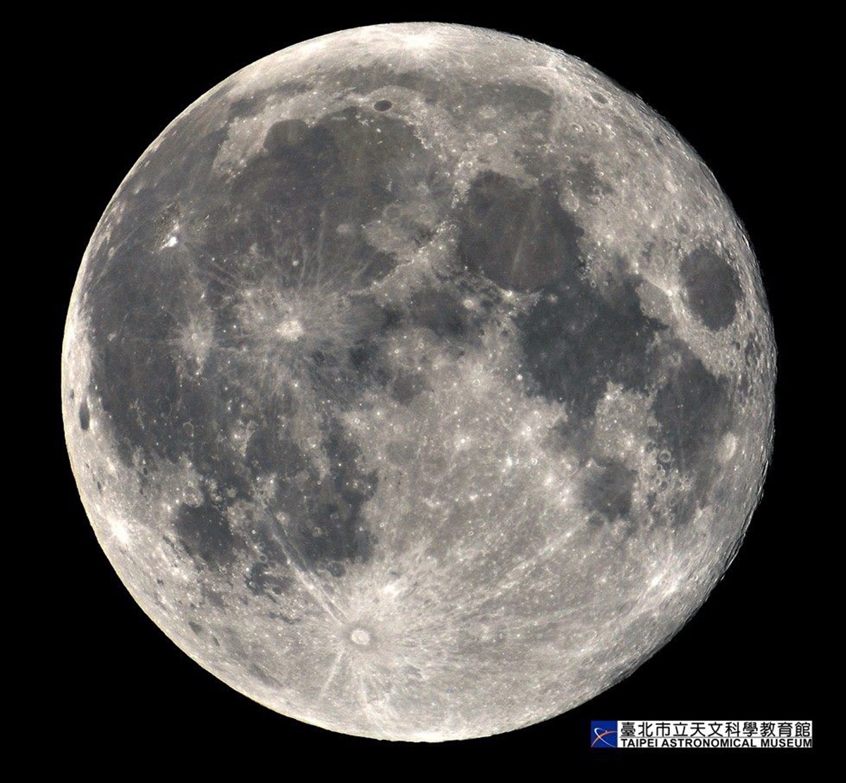 記得抬頭！「超級月亮」3/10起連續現身，直徑亮度全加倍「離地球超近」