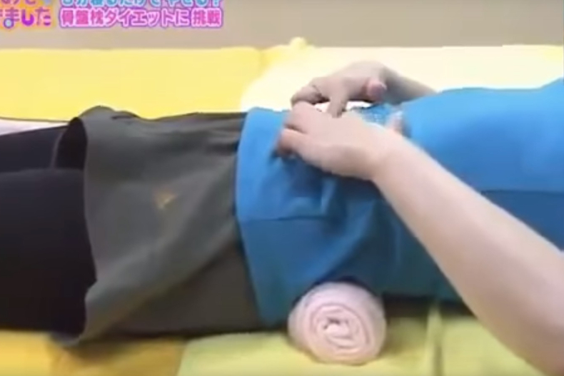 一條毛巾就能擊潰「萬年小腹」！日本醫生自創「毛巾操」，躺著腰瘦還長高