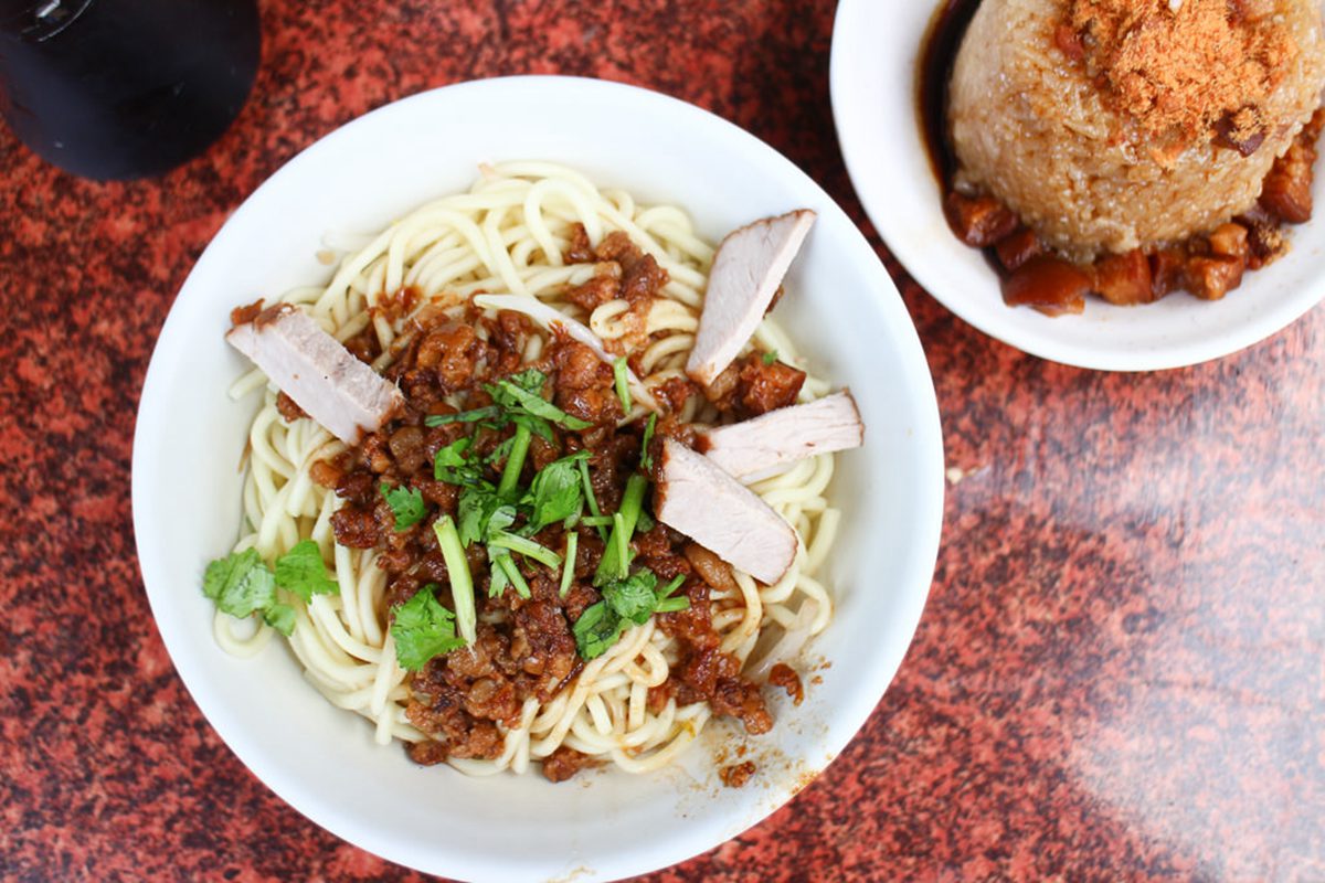 台南東區麵店在地人激推這6家：孔洞雞蛋麵、肋排皮帶麵、泰式烏龍麵