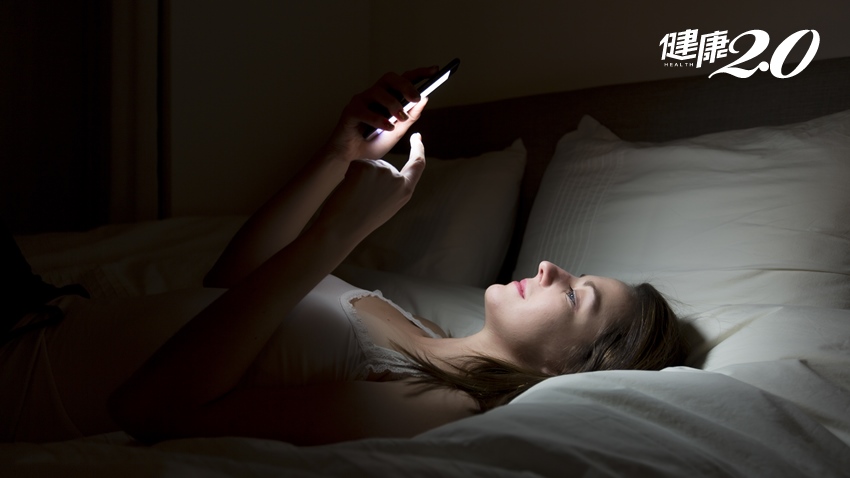 睡前一定要滑手機怎麼辦？2招讓你兼顧，可滑又能入睡