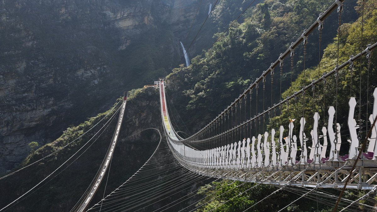  挑戰恐懼極限！30層樓高「雙龍七彩吊橋」啟用確定了，全新祕境快筆記