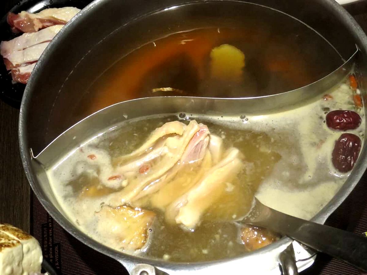 1800克肉+14隻白蝦，每人不到250元！肉多多火鍋也能外帶還加送「一斤肉」
