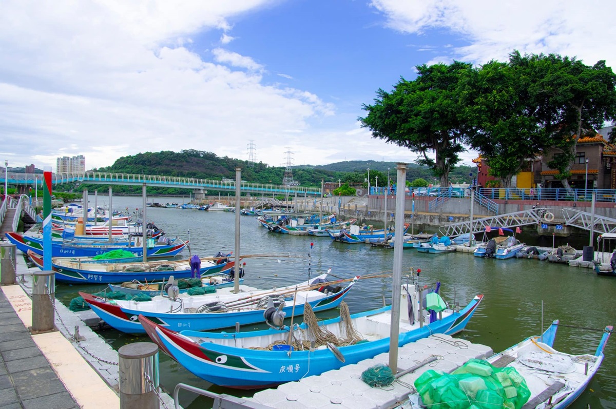 台北新景點「關渡碼頭」將升級！限定「霓虹X漁村藍」淡水河岸，還有攤車+表演