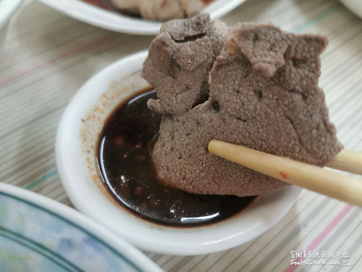 ４顆星起跳！台南東區４家高評價小吃：超厚切花枝羹、40年碗粿、脆皮糯米腸