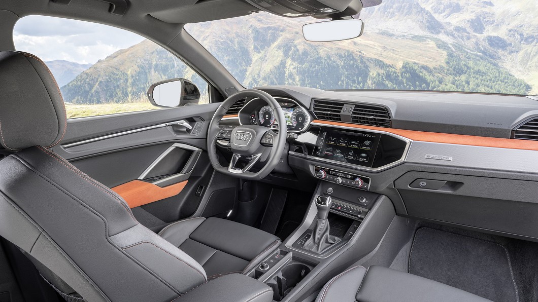 新一代MMI數位化車艙結合12.3吋數位儀錶板與大型中控觸控螢幕，且全車系標配豐富主動安全系統。(圖片來源/ Audi)