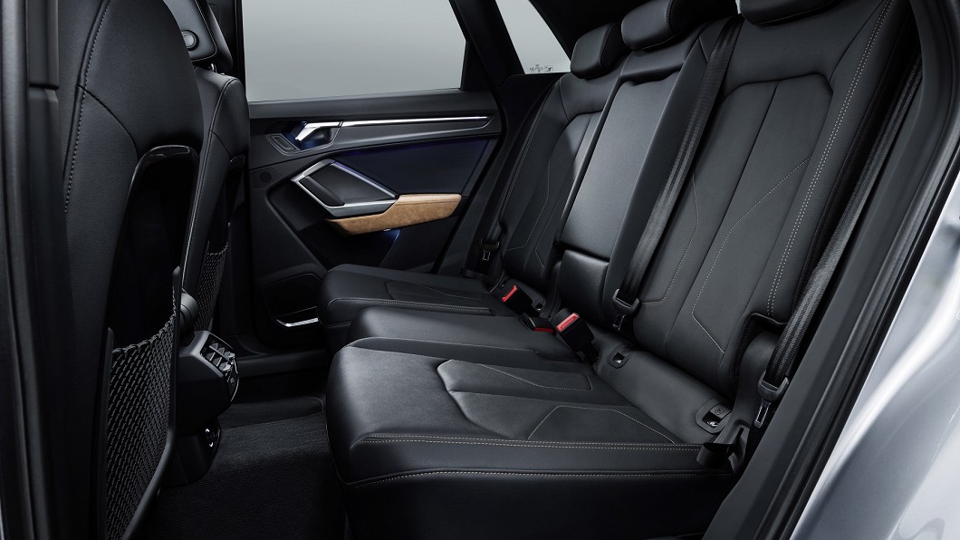 新Q3後座乘坐空間充裕，並整合座椅前後滑移與椅背角度調整等機能變化。(圖片來源/ Audi)