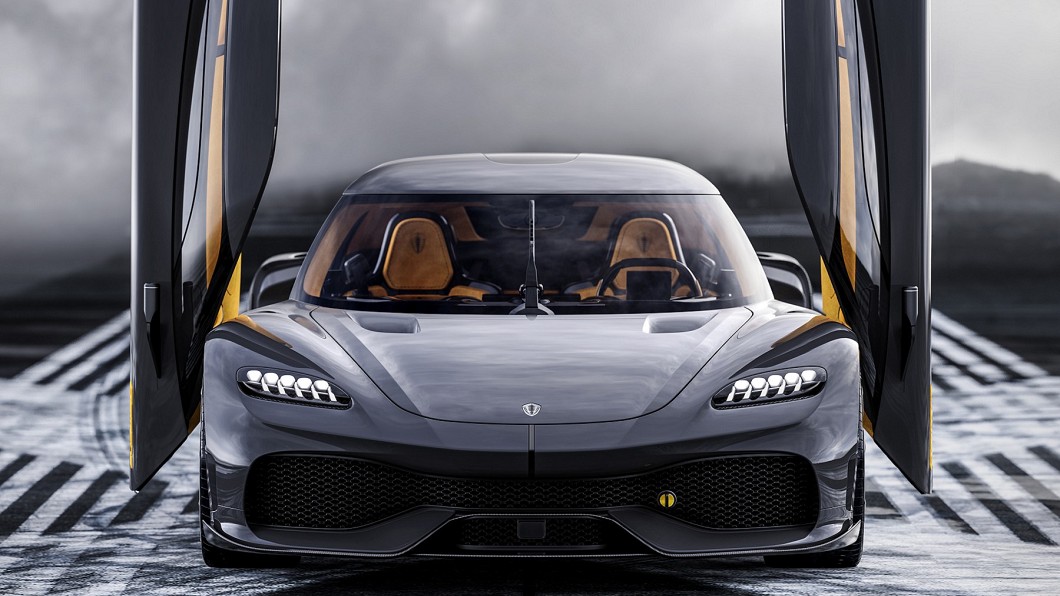 Koenigsegg獨創的平移式旋轉車門設計，將原為兩個方向的動作，融合成順暢的旋轉單一操作概念。（圖片來源 / Koenigsegg）